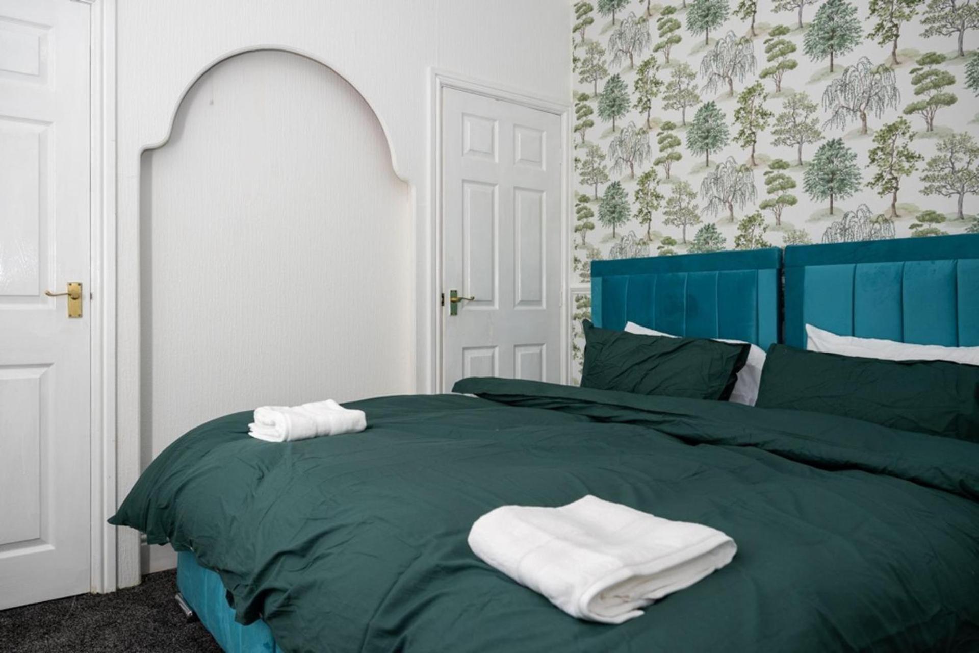 4-Bedroom- Stoke-On-Trent Sleeps 8- Pet Friendly Exterior foto